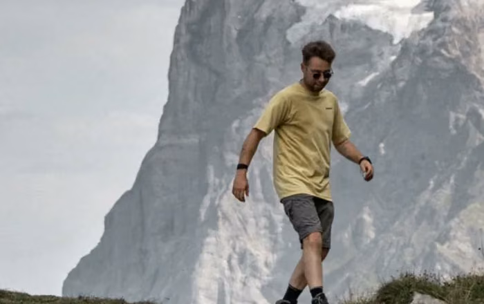 Man som vandrar i rask takt i fjällen